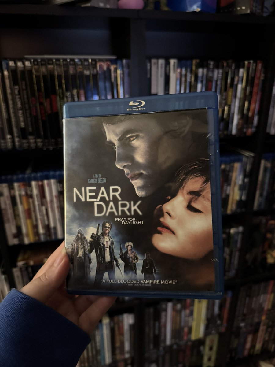 wondermeg_'s tweet image. day 25 of posting a random movie from my collection
NEAR DARK by Kathryn Bigelow has such a distinctive style, neon vampire horror mixed with a lawless western. bill paxton is such a babe in this, moreso than usual. the bar scene in this is some of the best filmmaking ever! 🧛