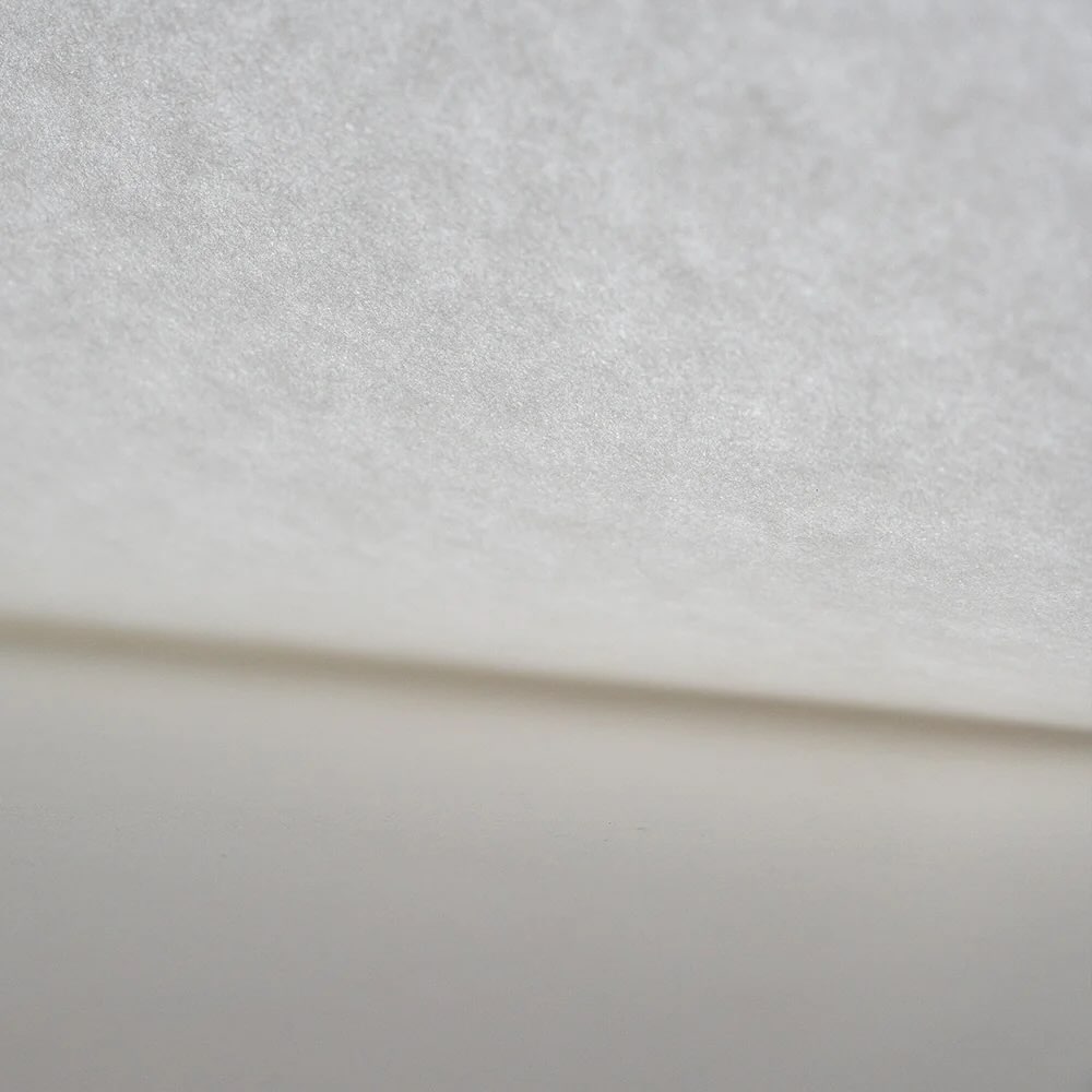 AwagamiFactory's tweet image. 【新商品】W-13シルクホワイトロール
にじみ止めが比較的よく効いた、シルク印刷用の紙です。
柔らかい手触りで版画全般にご使用頂けます。
裏打ち用紙としてもおすすめです。
お子様が自由にドローイングするような、ワークショップ用の大きな紙としてもいいかもしれません。
awagami.jp/collections/ro…