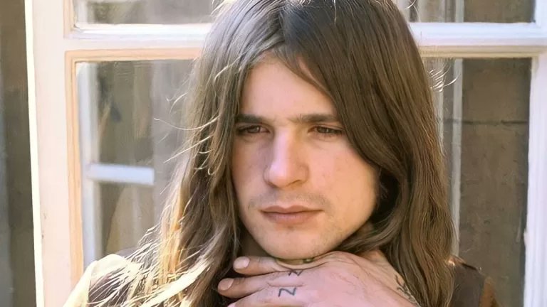 gabbagabbaey's tweet image. No recordaba que Ozzy había tenido un reality y salía hasta en la sopa en los 2000s. Altos momentos.
De hecho, cuando escuché de chico a escuchar Black Sabbath, no reconocía a Ozzy en la banda buscando al caballero del reality.
Era este cabro jovencito picao a rubio: