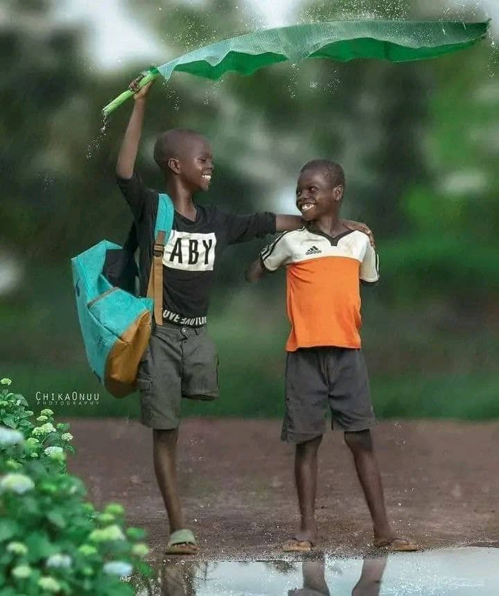 وكأنهم يتحدثوا بتلك العباره 
كلٌ منا سند للآخر أنت ذراعي وأنا قدمك هكذا سنكمل حلمنا وحياتنا  ياصديقي
مااجمل الوفاااااء
                                     صباح الخير 🤍