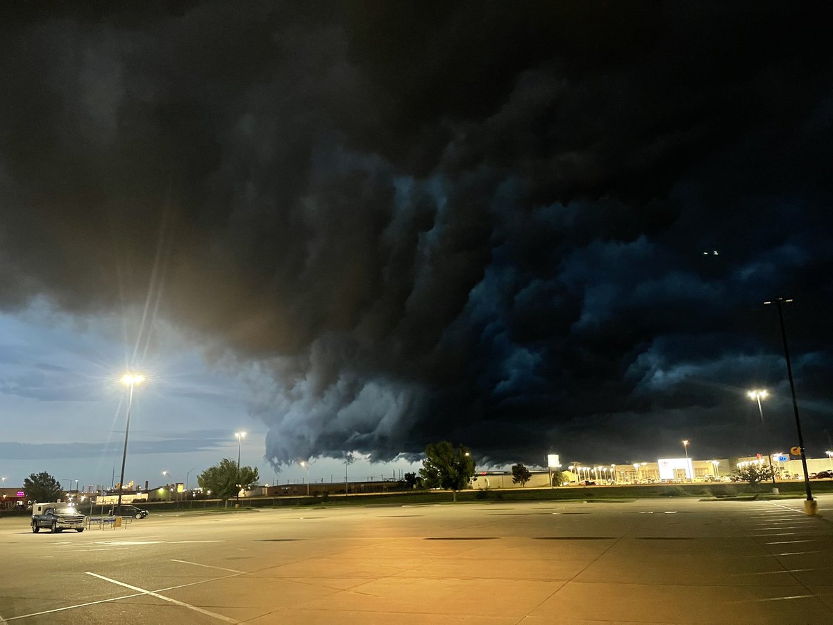 KMD789's tweet photo. Columbus, NE 8:58pm.  #newx @NWSOmaha https://t.co/SNuqLC6VyY