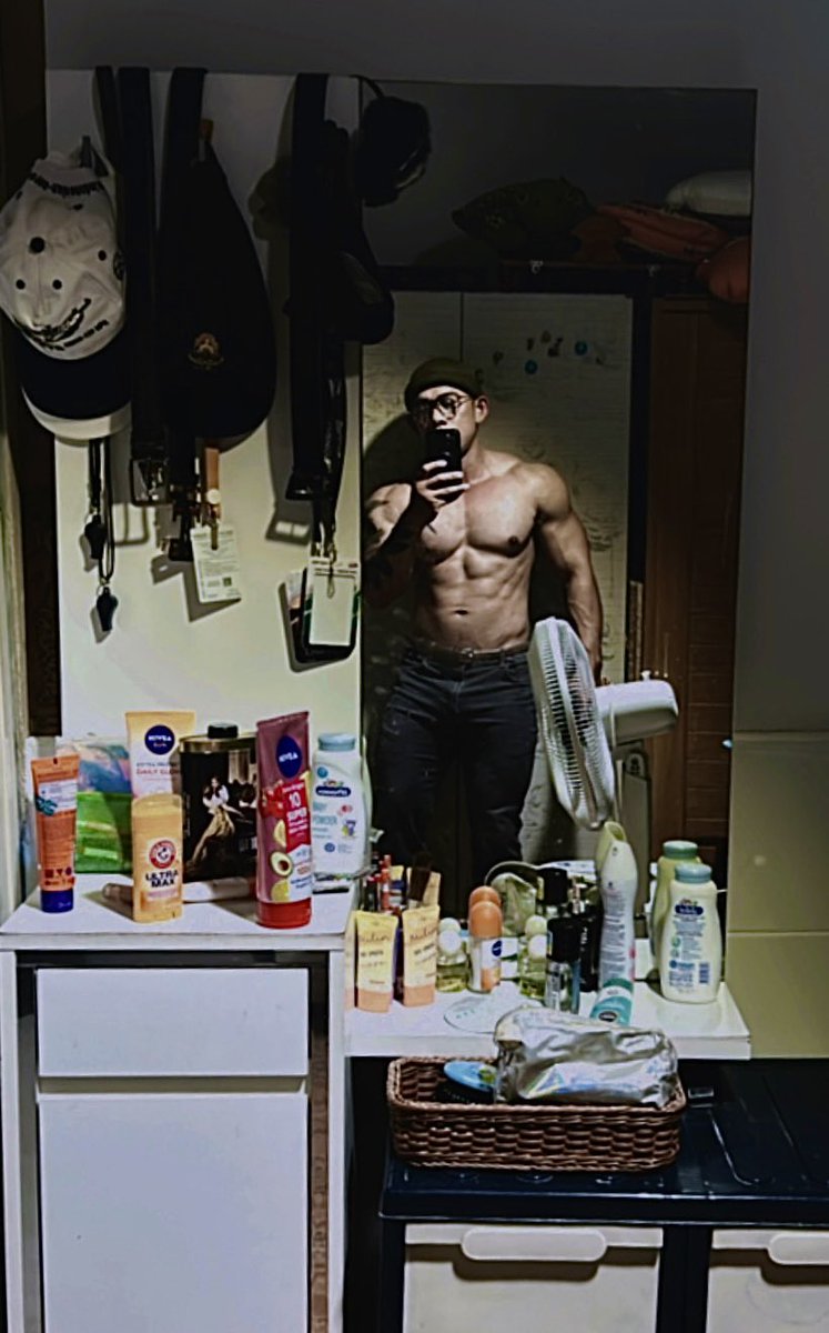 ช่วงนี้กินเยอะ พุงก็จะเริ่มมานิดๆ โต๊ะก็รก เทรนจนไม่ว่างมาจัด แต่ก็ยังมีคิวว่างเทรนนะ 😂😂😂 

แต่……พี่เทรนดุนะ หนูไหวอ่อ?
#เรียลชาย #เรียลทำงาน #ออกกําลังกาย #เทรนเนอร์ #หุ่นหมี #workout #gymrat #gymmotivation