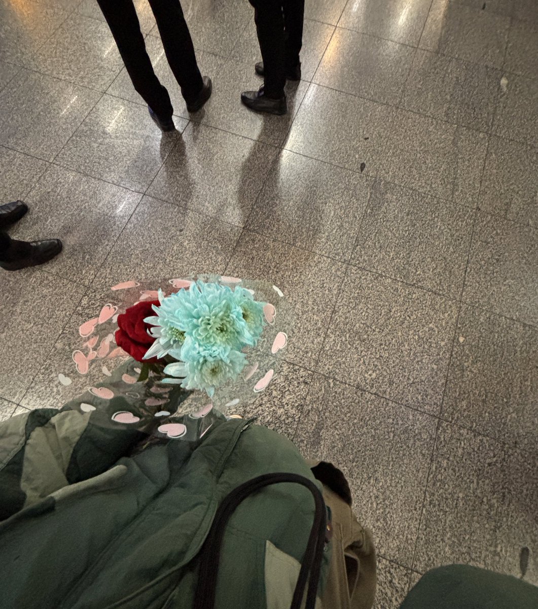 mirellawho's tweet image. dei flores para um homem hoje é sobre inverter os papéis 🙏🏻