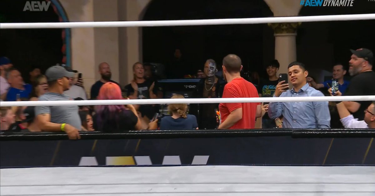 pwbrportal's tweet image. Darby Allin DO NADA aparece na crowd e parece que o Claudio viu um FANTASMA! Essa fase Vigilante do Darby será fantástica! #AEWDynamite