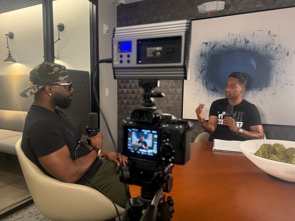 innoutww's tweet image. A few more shots from the interview with Shaun Sinclair @iamshaunsinclair!

Tune in to the full interview on YouTube, Spotify, or Apple!

#InNOut #podcast #InNOutPodcast #EricG #ShaunSinclair #BehindThePen #BETFilms #PrisonToPower #TrueStory #BTS #pictures