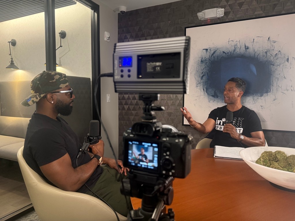 innoutww's tweet image. A few more shots from the interview with Shaun Sinclair @iamshaunsinclair!

Tune in to the full interview on YouTube, Spotify, or Apple!

#InNOut #podcast #InNOutPodcast #EricG #ShaunSinclair #BehindThePen #BETFilms #PrisonToPower #TrueStory #BTS #pictures