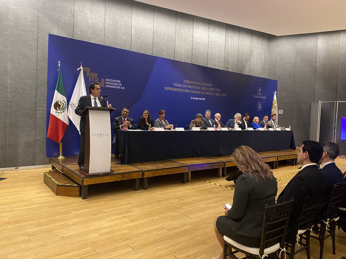MetropolisCDMX's tweet image. El Titular de @MetropolisCDMX @A_Encinas_R asistió a la toma de protesta de la Mesa Directiva de la @amu_mx, que encabeza la maestra @luzelena_rivera, en el @colegiodearqs
Participaron Patricia Ramirez Kuri presidenta del @PlaneandoLaCDMX, y @VenegasUrzua titular de @SGIRPC_CDMX
