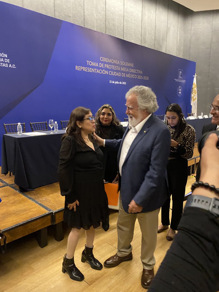 MetropolisCDMX's tweet image. El Titular de @MetropolisCDMX @A_Encinas_R asistió a la toma de protesta de la Mesa Directiva de la @amu_mx, que encabeza la maestra @luzelena_rivera, en el @colegiodearqs
Participaron Patricia Ramirez Kuri presidenta del @PlaneandoLaCDMX, y @VenegasUrzua titular de @SGIRPC_CDMX