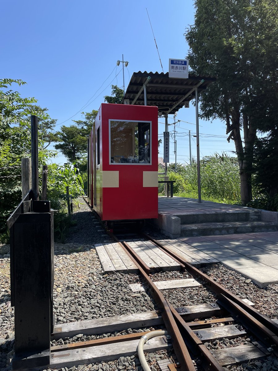 iwamizawa46's tweet image. ギラギラした夏の日差しに負けず作業を実施。除草剤散布から始まり運転機器類の設置、ドア制作…と続きます。
途中、気晴らしに試運転をしています。窓から風が入り気分爽快。勾配区間で制動試験をしたり停止位置標にピッタリ止める練習をしたり…気力体力が必要な趣味です😅