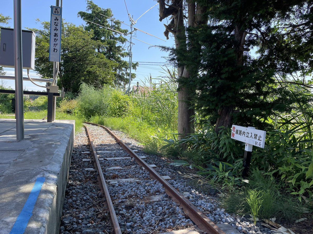 iwamizawa46's tweet image. ギラギラした夏の日差しに負けず作業を実施。除草剤散布から始まり運転機器類の設置、ドア制作…と続きます。
途中、気晴らしに試運転をしています。窓から風が入り気分爽快。勾配区間で制動試験をしたり停止位置標にピッタリ止める練習をしたり…気力体力が必要な趣味です😅