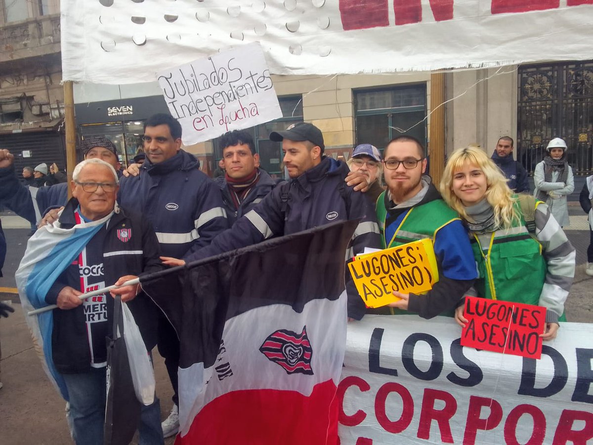 EstecheJor's tweet image. Basta de reprimir a los jubilados
Un miércoles más de lucha, mostrando el camino de fortalecer la pelea en las calles y la unidad
Docentes, trabajadores de la salud Hospital Posadas y Garrahan, despedidos de Secco y Georgalos rodeando de solidaridad
Paro general y plan de lucha