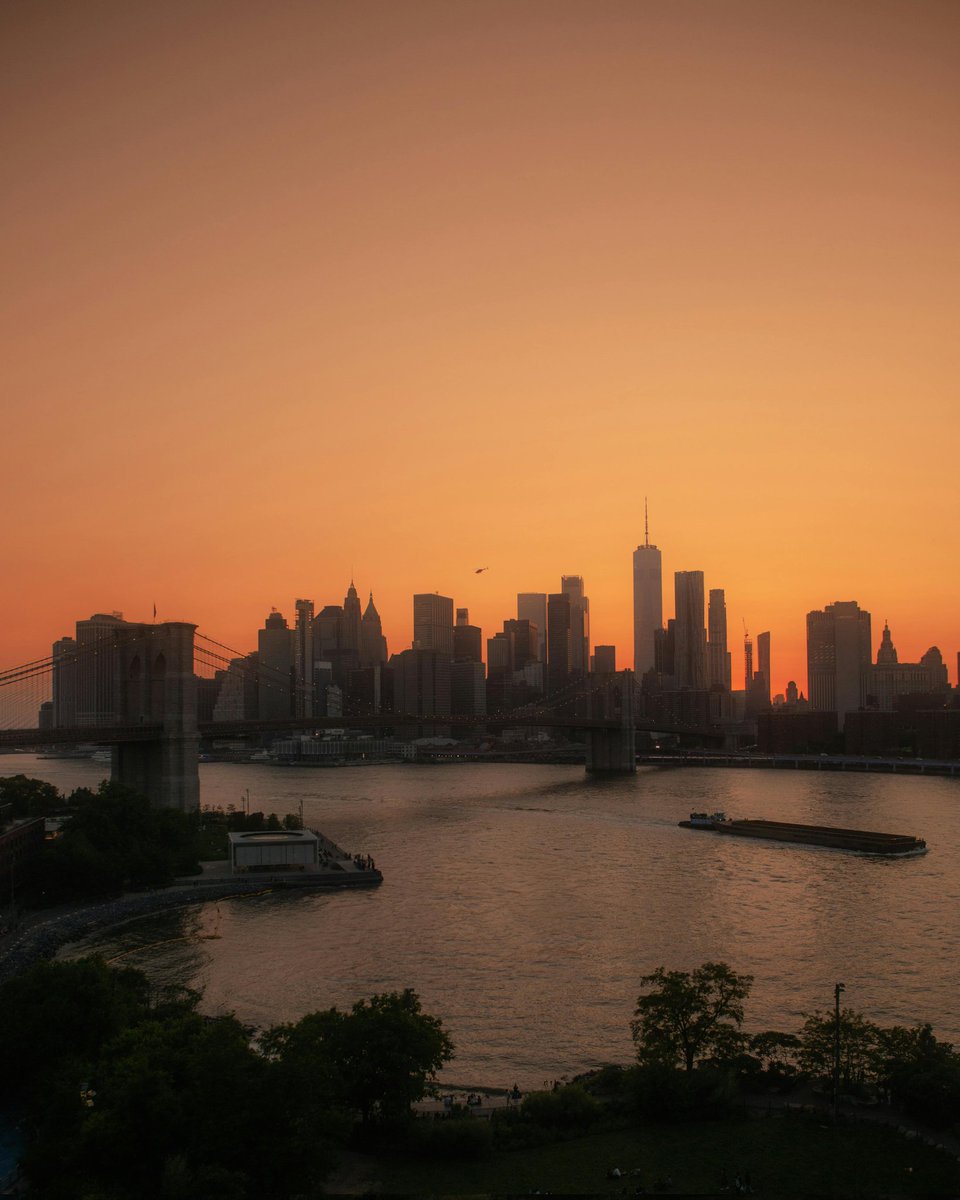 lovomad's tweet image. This NYC summer heat is making it tough to focus! 😩  Between saving for that dream apartment and dipping my toes into investing, I'm feeling a little stretched thin. Any fellow finance newbies out there struggling with the same balance? #NYClife #financegoals #summerstruggles