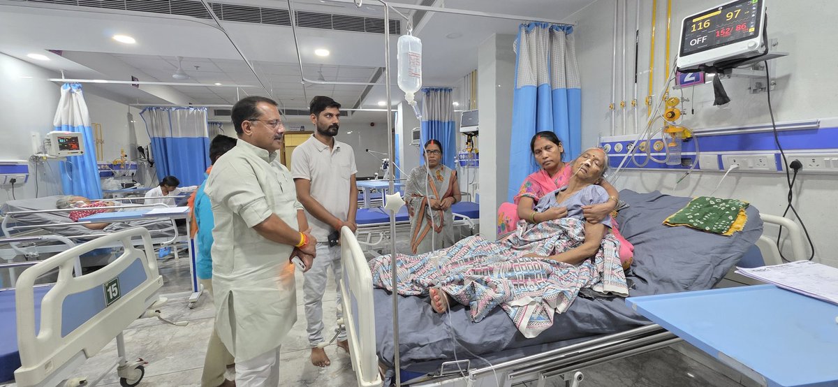 आज लखनऊ में अपने विधानसभा क्षेत्र के बहोरापुर निवासी अनुज प्रदीप कुशवाहा के माताजी के अस्वस्थ होने का सूचना पाकर अस्पताल पहुंच कुशलक्षेम जाना।
तथा अतिशीघ्र उत्तम स्वास्थ्य की कामना की।