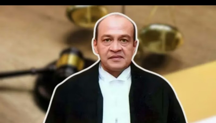 जस्टिस यशवंत वर्मा :  बीते कुछ समय से यह नाम सुर्खियों में बना हुआ है उन पर आरोप है कि नई दिल्ली स्थित उनके सरकारी आवास से भारी मात्रा में कैश मिला है.....

14 मार्च को दिल्ली हाई कोर्ट के जज के आवास के एक स्टोर रूम में आग लगी थी, जहाँ पर कथित तौर पर उनके घर से बड़ी मात्रा में