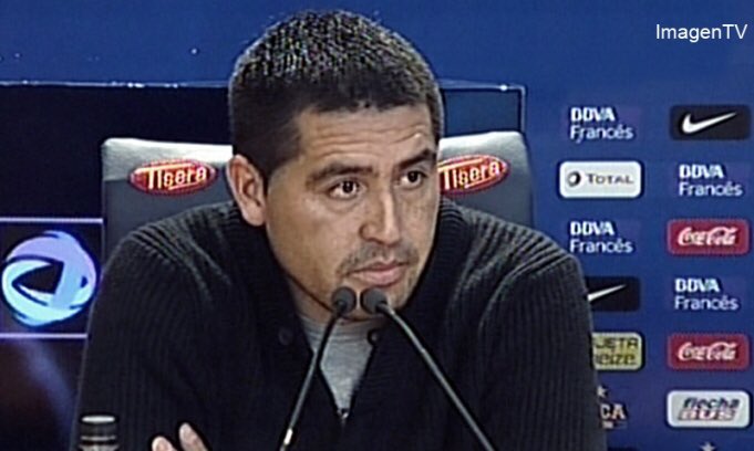 - A vos te gusta cómo jugamos?
+ No, a mí no.
- ¿Tenemos suerte?
+ Ni un poco
- Hace 30 partidos que no tenemos suerte, Si somos malos, cómo son los otros equipos?
+ Mejores que ustedes.
- ¿Hace cuánto?
+ Bastante tiempo.
- Seremos mas malos que los demás