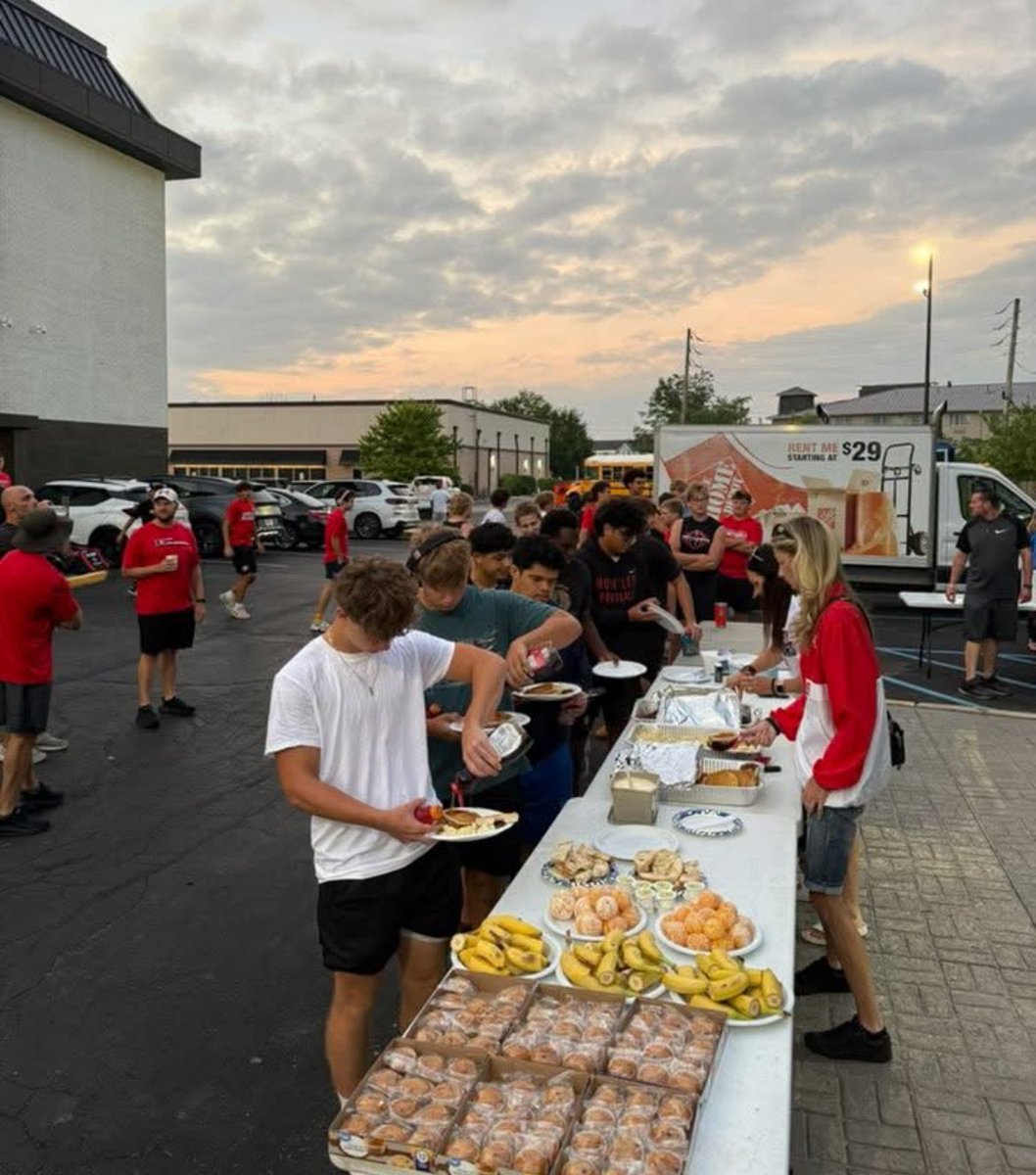 HuntleyFB's tweet image. Massive shout out to our Gridiron parents who helped make this Brownsburg trip a huge success!! The time, energy, and effort to make sure this group was fed and taken care of was incredible. Our players are lucky to have you around, first class parents!! #footballfamily