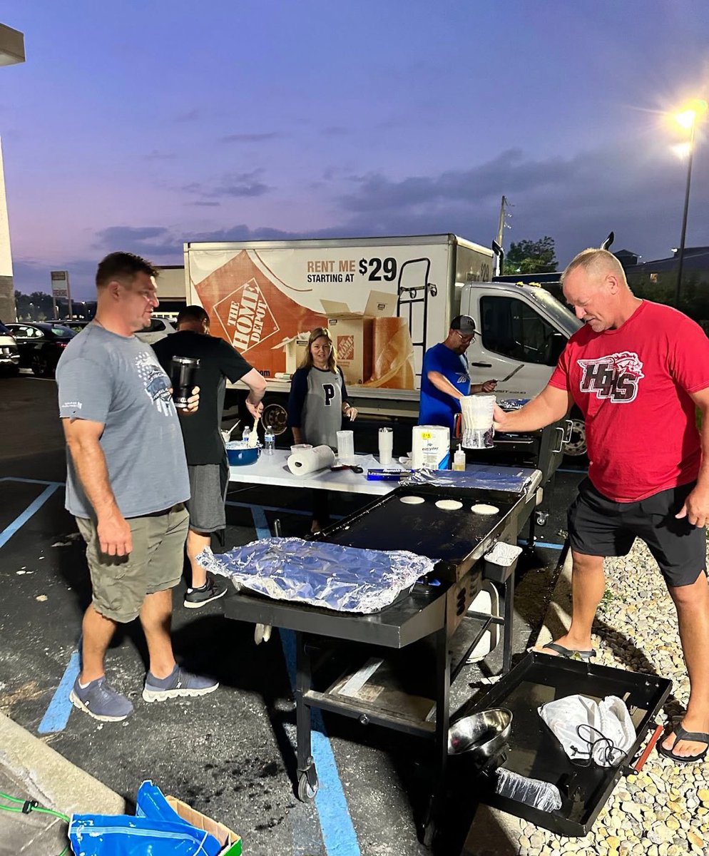 HuntleyFB's tweet image. Massive shout out to our Gridiron parents who helped make this Brownsburg trip a huge success!! The time, energy, and effort to make sure this group was fed and taken care of was incredible. Our players are lucky to have you around, first class parents!! #footballfamily