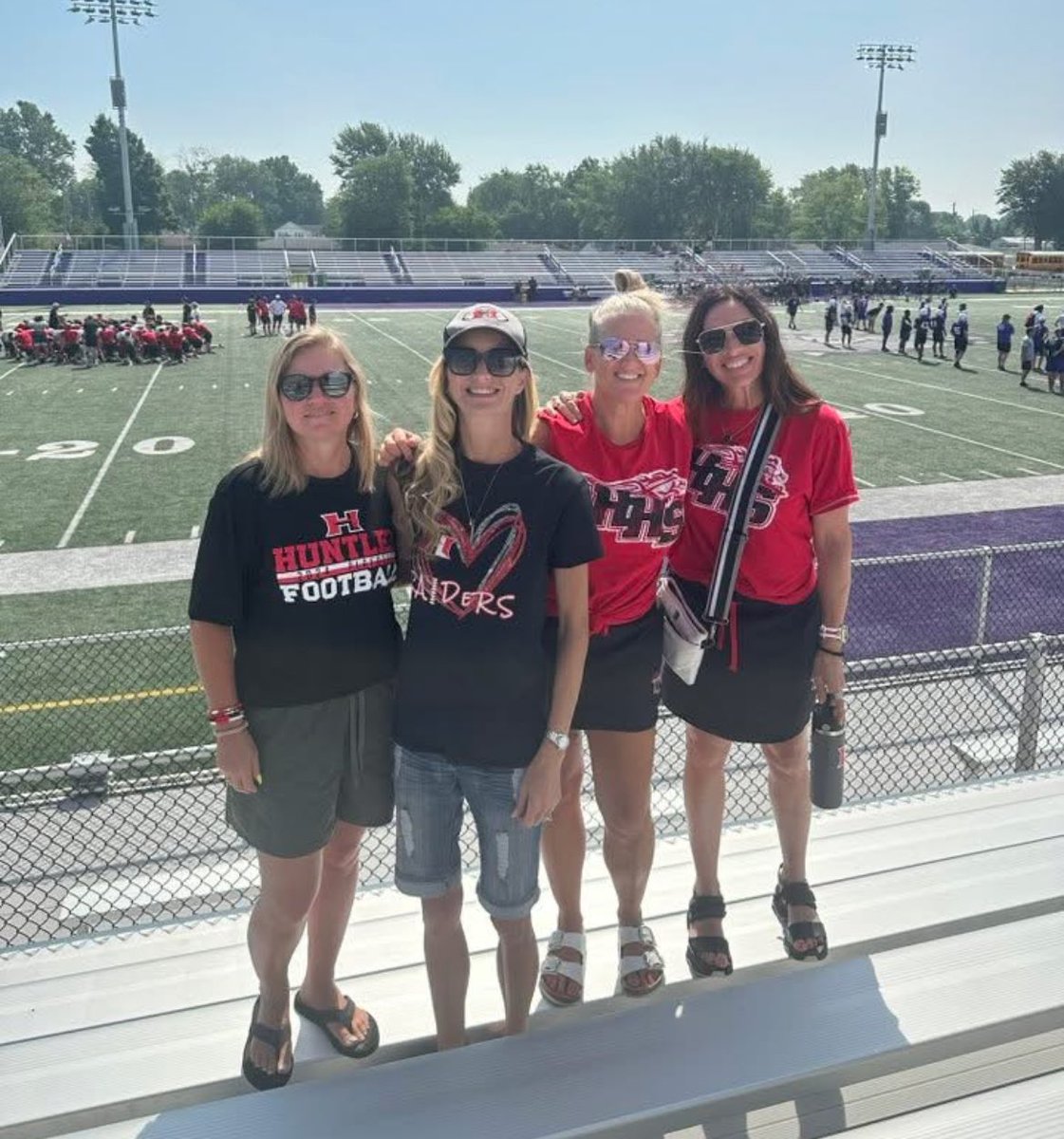 HuntleyFB's tweet image. Massive shout out to our Gridiron parents who helped make this Brownsburg trip a huge success!! The time, energy, and effort to make sure this group was fed and taken care of was incredible. Our players are lucky to have you around, first class parents!! #footballfamily