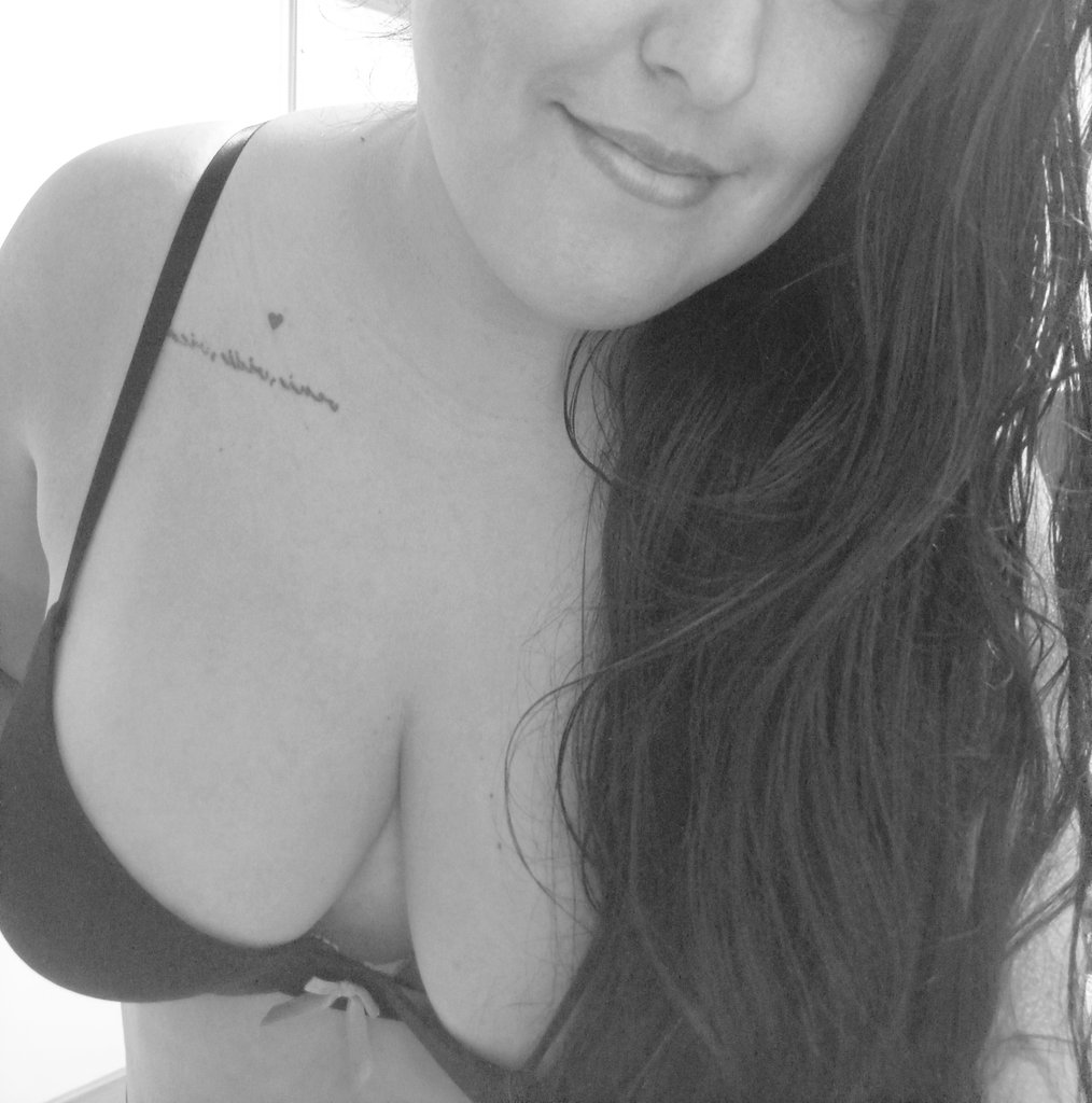 VirginFans's tweet image. Bellos y bellas 😍 #Wednesdayvibe #WednesdayMotivaton #Wednesdayfeeling #boobs #blacktaboo #bra #black #smile 🖤 #tattoo #art #body #lips hora de descansar #sweetdreams #onlyfansmodel ✌️😉😊💤👅🔥