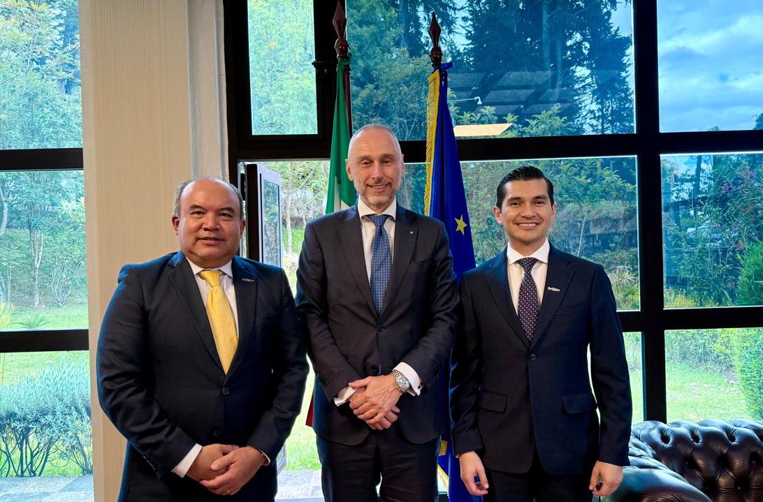 🇮🇹🤝🇪🇨 | El sector exportador refuerza lazos de cooperación con la Embajada <a href="/ItalyinEcuador/">Italy in Ecuador</a> 

Las máximas autoridades de la Federación mantuvieron una reunión con el embajador <a href="/giovadavoli/">Giovanni</a>, con el objetivo de fortalecer la cooperación bilateral en materia de comercio exterior,