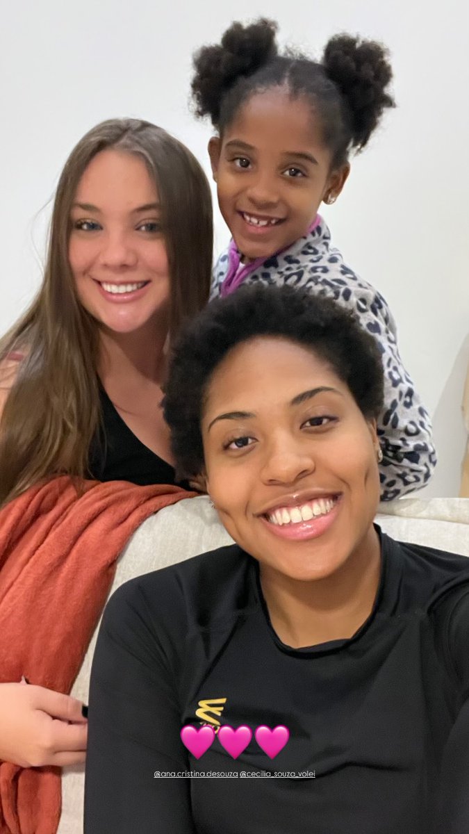 archiveaninha's tweet image. Aninha recebendo muito amor e carinho da família 🥹💛
📲 | Lorrany Zago via instagram.