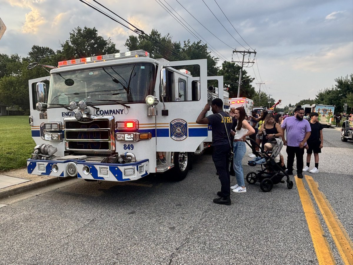 Yesterday, LVRS had a great time at the City of Laurel Touch a Truck event. Lots of kids came by and touched our amazing blue and white ambulance and engine. Interested in emergency response and community events? Go to laurelrescue.com to try a ride along or join!