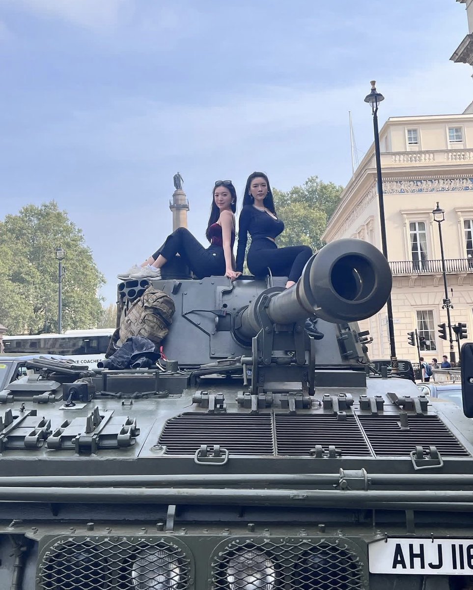 SherryAtBitMart's tweet image. 「很多人可能还不知道,其实我和 All-in 姐是同父同母的亲姐妹哦!🥰」
虽然我们各自专注在不同的领域,但自从我加入 BitMart 之后,姐姐一直给了我超级多支持、鼓励和帮助。真的,没她就没今天的我!❤️…