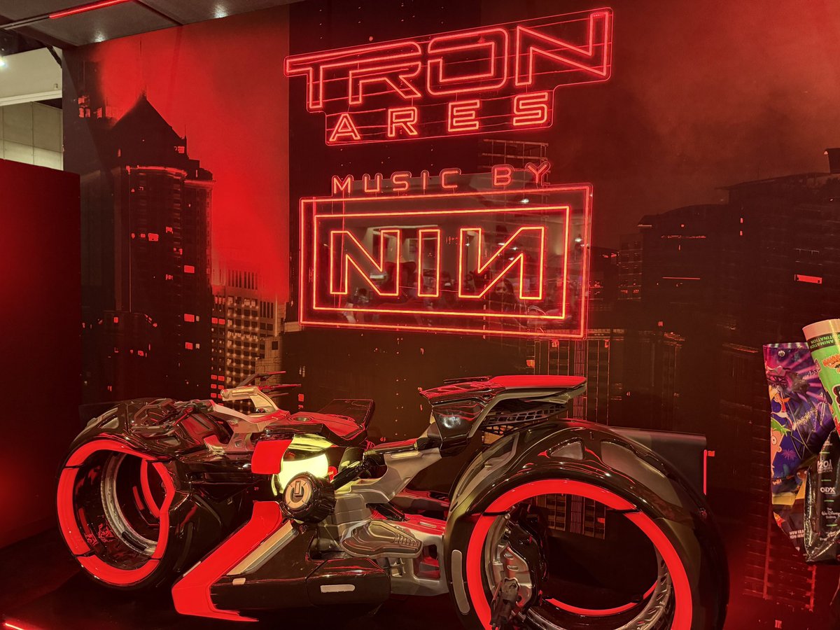 canadas_alvaro's tweet image. El espacio de #TronAres en #SDCC2025 con el ciclo de luz de Ares en exhibición 🥏
