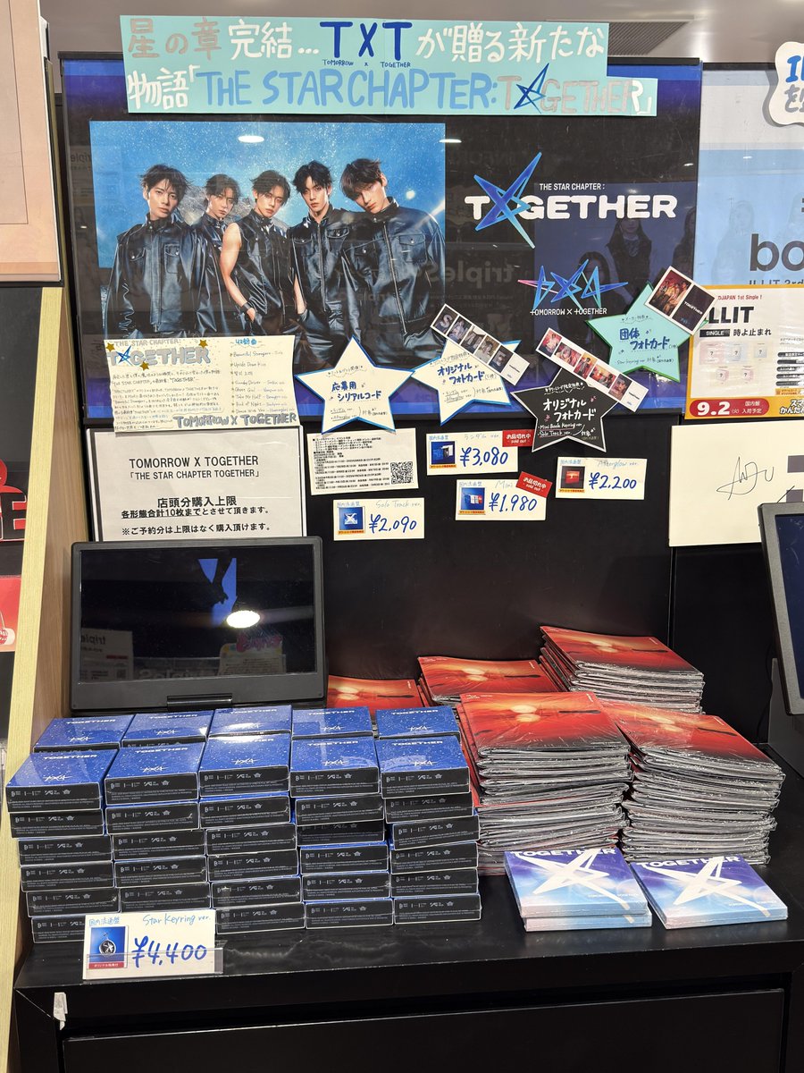 【#タワ渋kpop】

#TOMORROW_X_TOGETHER 
《The Star Chapter: TOGETHER》
〖ユニバーサル流通盤〗5Fにて販売中🎵
※ランダムバージョン、Mini Book Keyring Ver.は
お品切れ中です。

⭐️特典⭐️
・フォトカード(バージョンごとに絵柄が異なります)
・応募抽選用シリアル(ランダムバージョンとAfterglow