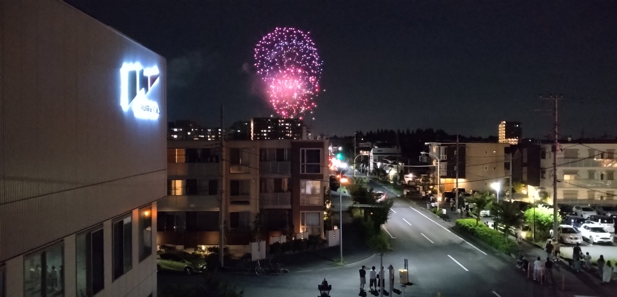 irumagas's tweet image. 昨日は「入間基地納涼祭」が開催され、
入間市はとても賑わっていました🪭🎶
社屋からも打ち上げ花火が見えましたよ~🤩🎆
屋上で社員が撮影した写真です✨🎆
#入間ガス #花火 #入間市