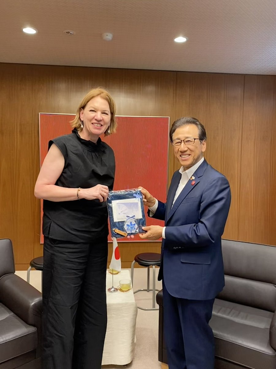 GermanAmbJapan's tweet image. 札幌市とミュンヘン市の友好関係はなんと50年以上。
秋元札幌市長によるご歓待に感謝します。
文化面での強い絆に加え、気候分野のリーダーシップやハイテク分野での先進的イノベーションという面でも両市は繋がっています。
