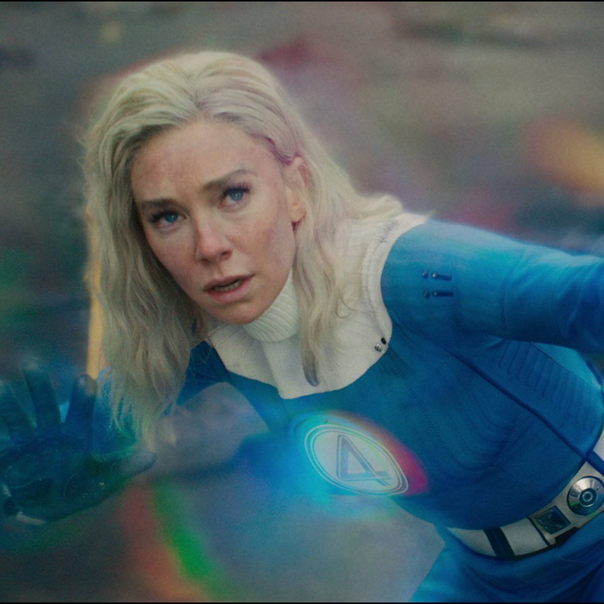 edsangui's tweet image. vanessa kirby é o que mais me marcou no novo filme do quarteto fantástico. tem uma dor constante nos olhos da sue, um cansaço de quem carrega o mundo e ainda precisa ser forte
uma das últimas cenas dela é daquelas que fica na cabeça muito depois que o filme acaba
muito boa