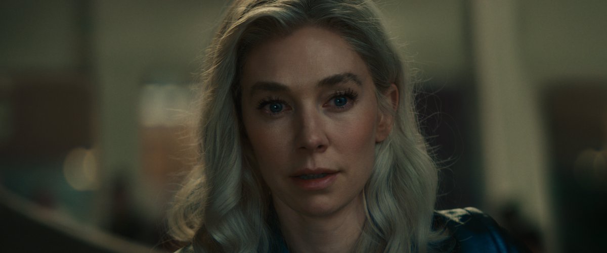 edsangui's tweet image. vanessa kirby é o que mais me marcou no novo filme do quarteto fantástico. tem uma dor constante nos olhos da sue, um cansaço de quem carrega o mundo e ainda precisa ser forte
uma das últimas cenas dela é daquelas que fica na cabeça muito depois que o filme acaba
muito boa