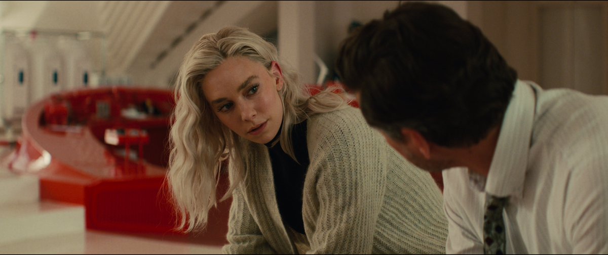 edsangui's tweet image. vanessa kirby é o que mais me marcou no novo filme do quarteto fantástico. tem uma dor constante nos olhos da sue, um cansaço de quem carrega o mundo e ainda precisa ser forte
uma das últimas cenas dela é daquelas que fica na cabeça muito depois que o filme acaba
muito boa