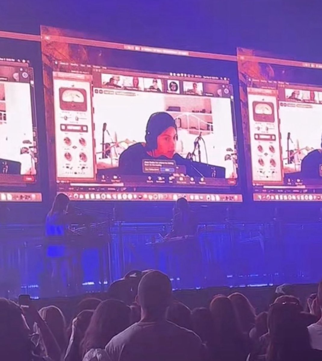 taygrccie's tweet image. why is the screen during right now the bedroom shows im going to fucking throw up