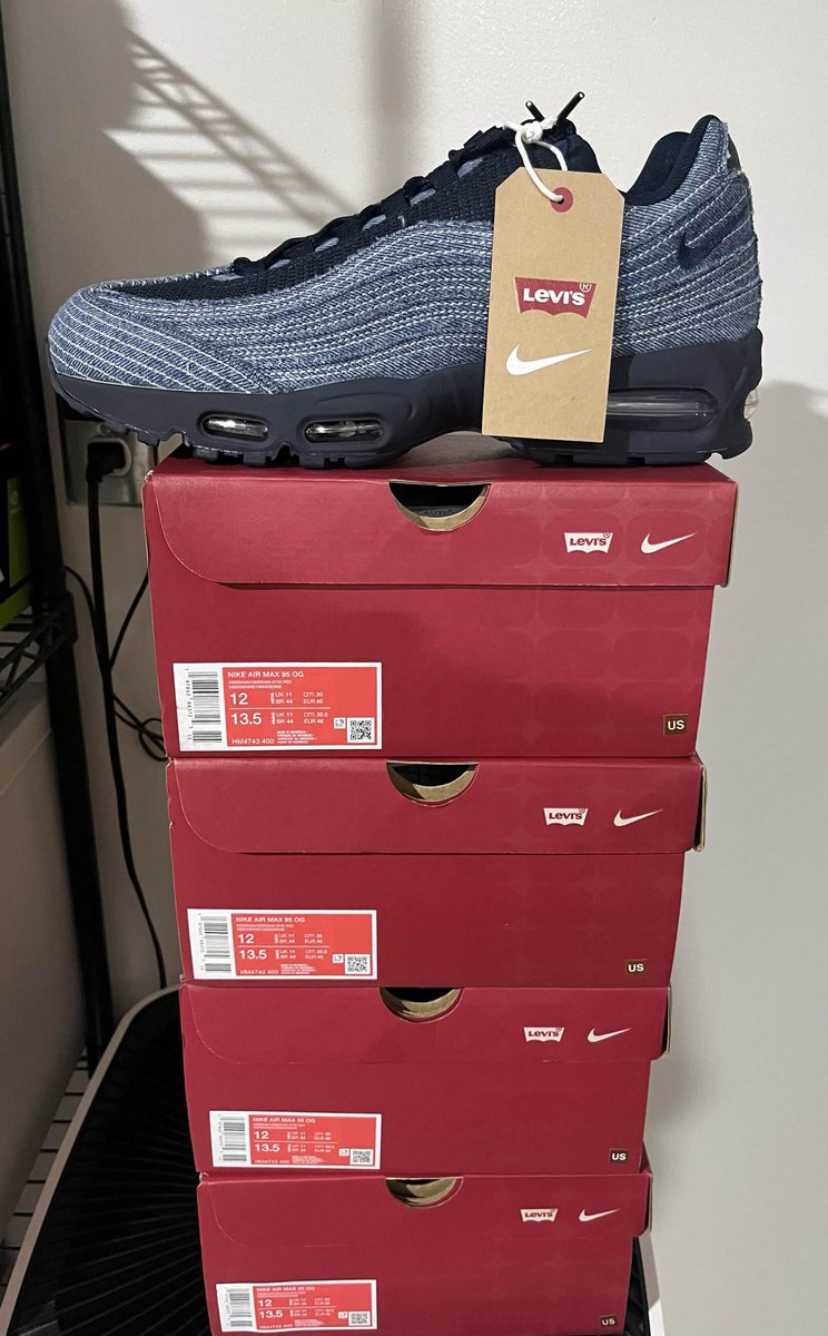 The_Shit_Bot's tweet image. Yo @vintagecarma, TSB2💩 just squeezed 5x Levi’s x Nike Air Max 95 OG (3x12, 2x13.5) outta those red collab boxes! Card maxed🔒💳 Flip-ready heat incoming…🚀 &lt;a:pet:1158838617670684682&gt; #ShitBotMagic