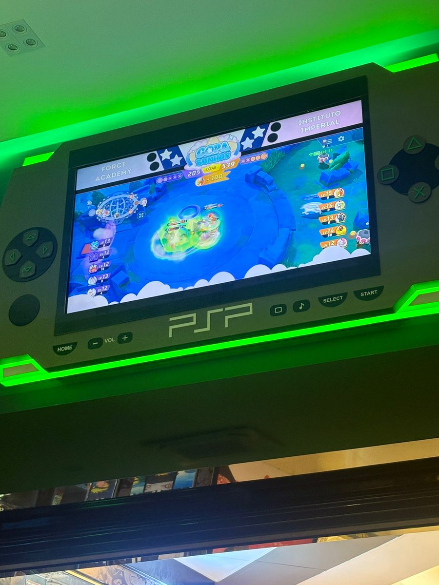 Narogo (@narogo_gg) on Twitter photo Isso aqui é loucura, tá? Copa Sonhos sendo transmitida fisicamente numa loja!!!
A live de hoje passou no telão da Station Studio Game, que já vinha apoiando a <a href="/CopaSonhosUnite/">Copa Sonhos Unite</a>.
Faz pose, <a href="/Lsniro/">Lucas Niro (NIRÃAÃÃÕ DA MASSAAAAAA)</a> que a gente tá ficando famoso!
#PokemonUNITE #copasonhos Isso aqui é loucura, tá? Copa Sonhos sendo transmitida fisicamente numa loja!!!
A live de hoje passou no telão da Station Studio Game, que já vinha apoiando a <a href="/CopaSonhosUnite/">Copa Sonhos Unite</a>.
Faz pose, <a href="/Lsniro/">Lucas Niro (NIRÃAÃÃÕ DA MASSAAAAAA)</a> que a gente tá ficando famoso!
#PokemonUNITE #copasonhos