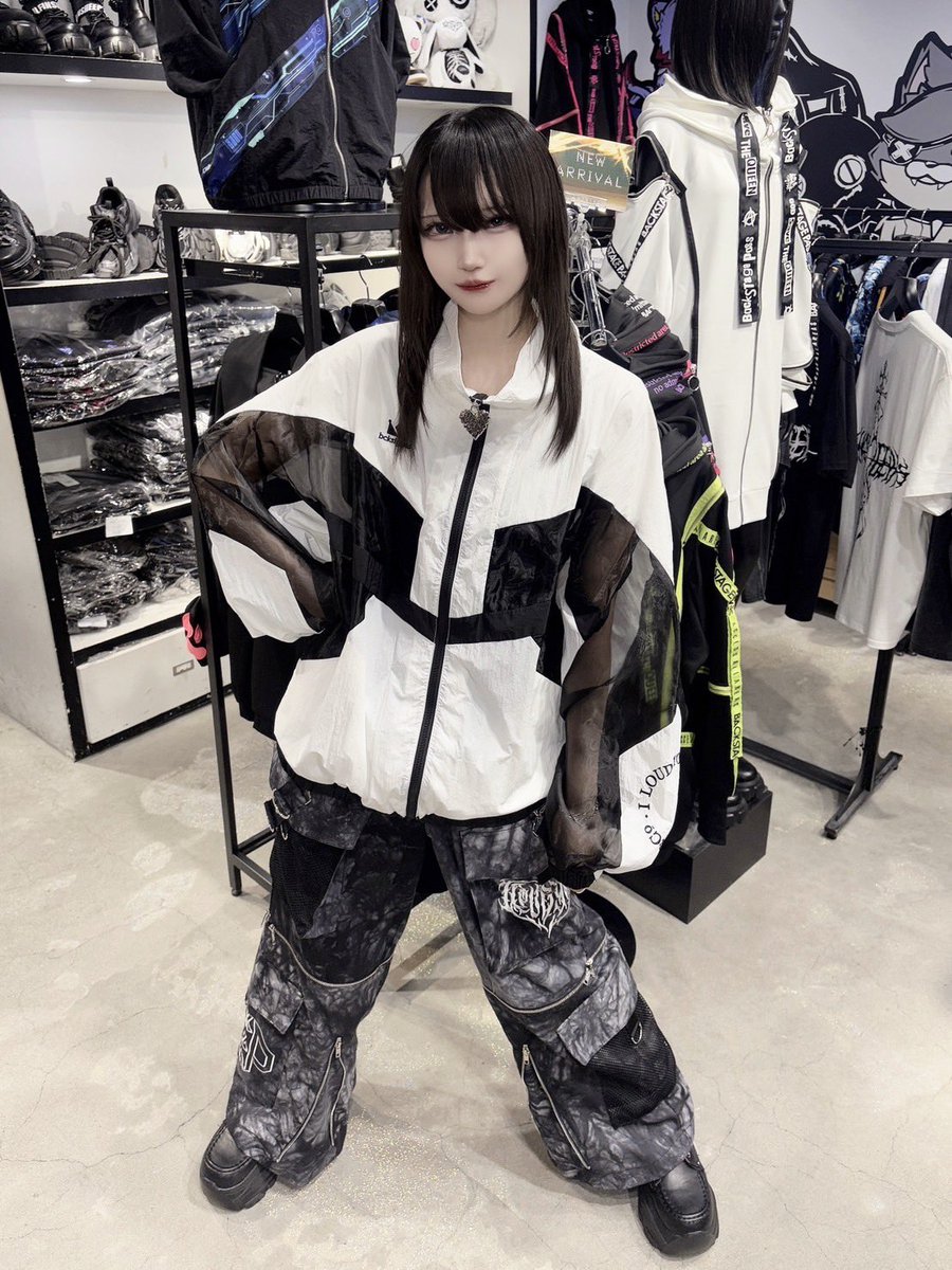 ⬛️スタッフコーデ⬛️

ゆるっとしたシルエットに、黒×白の配色がクール🖤🤍
透け感スリーブでちょい攻めスタイルも◎
ボトムの重厚感が全体を引き締めてくれるよ！
初心者さんでも挑戦しやすいストリートグランジ系🔥
店頭でも通販でもチェックしてね👀✨