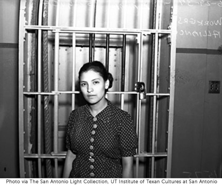 JesusRCuevas's tweet image. El 23 de julio del 99 falleció Emma Tenayuca, recordada por poner en alto la dignidad paisana, su activismo y liderazgo sindical. En 1938 organizó una huelga con 12,000 personas en San Antonio (TX) logrando mejorar salarios para peladoras de nueces mexicanas y mexico-americanas.