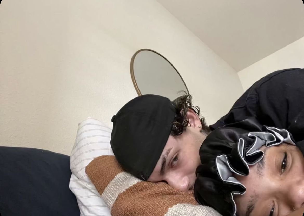 kybnyk's tweet image. Existe um antes e depois que você entrou em uma vida. Antes de te conhecer, tudo era cinza, era sem graça e sem sabor. E de forma brega, você trouxe tudo isso pra mim. 

A cada dia que passa sinto mais orgulho em te chamar de meu marido, te amo.

Feliz aniversário, meu amor 🩷.