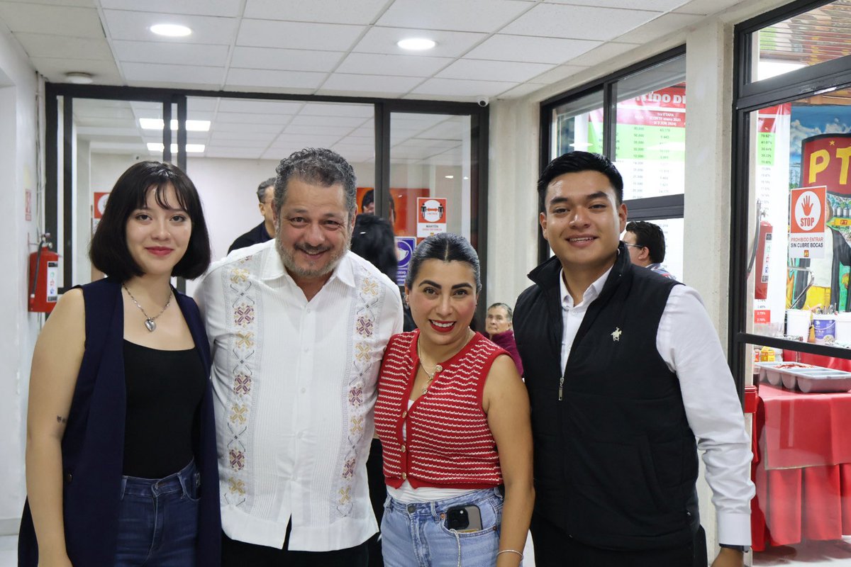Nora Escamilla (@noramescamilla) on Twitter photo Ya listas desde la Ejecutiva Nacional del <a href="/PTnacionalMX/">Partido del Trabajo México</a> , como cada miércoles. Siempre un gusto saludar a mi carnalito <a href="/ramon_flores_/">ramon flores</a> y a nuestro comisionado nacional <a href="/ErnestoVCPT/">ERNESTO VILLARREAL</a> .
Hoy, con emoción especial, nos acompañaron jóvenes del Distrito 12 con un gran proyecto que Ya listas desde la Ejecutiva Nacional del <a href="/PTnacionalMX/">Partido del Trabajo México</a> , como cada miércoles. Siempre un gusto saludar a mi carnalito <a href="/ramon_flores_/">ramon flores</a> y a nuestro comisionado nacional <a href="/ErnestoVCPT/">ERNESTO VILLARREAL</a> .
Hoy, con emoción especial, nos acompañaron jóvenes del Distrito 12 con un gran proyecto que