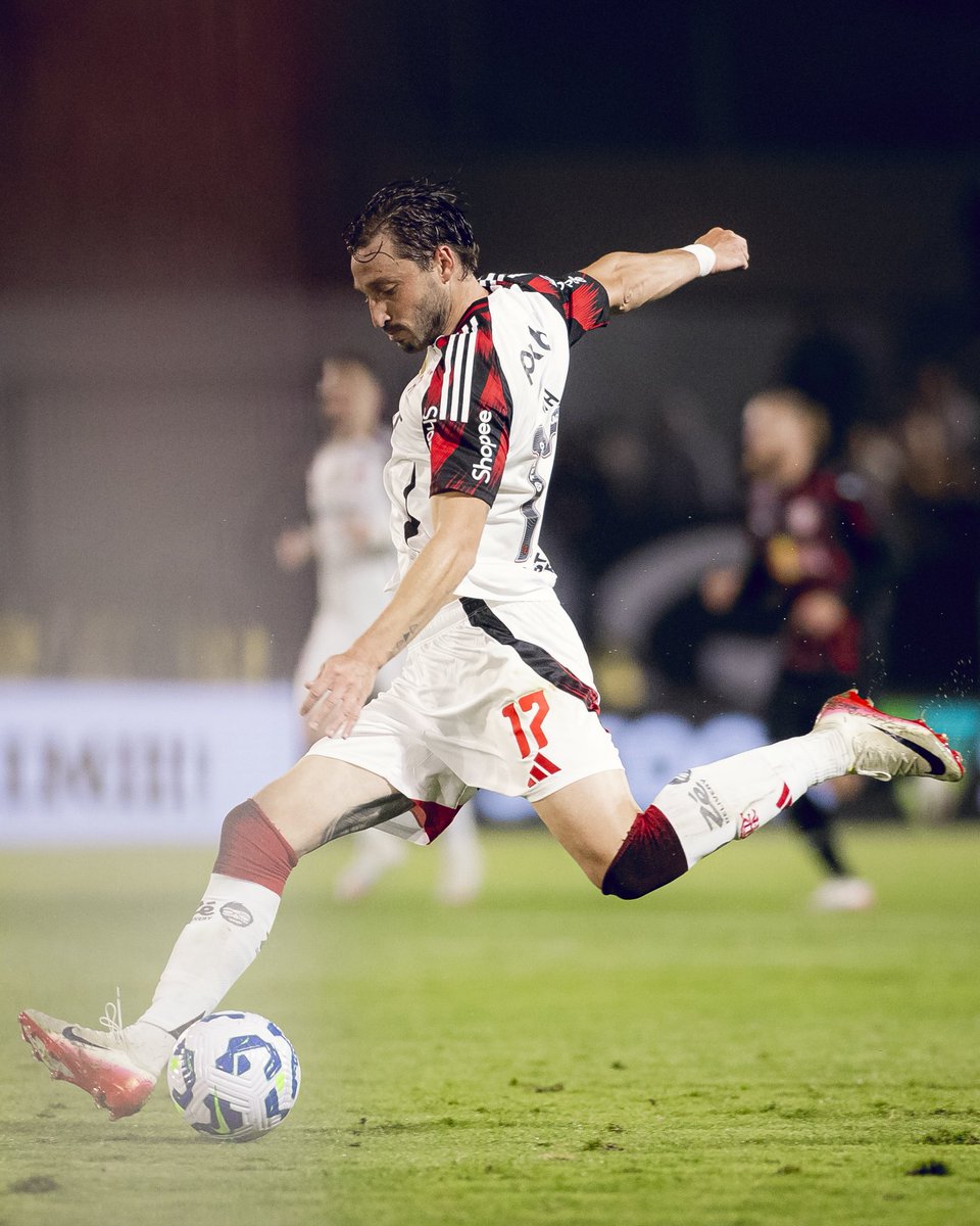 fla_infos's tweet photo. Eu tinha esquecido o quanto o Viña é bom, MUDOU o jogo, vai ajudar muito quando estiver 100%

📸 Adriano Fontes / CRF