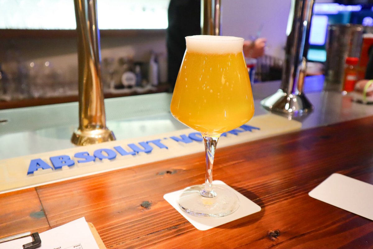 Feel_OKINAWA's tweet image. 沖縄でも特に美味しいと言われる「今帰仁産スイカ」を使ったクラフトビールがあったなんて🍻🍉
こちらは那覇市壺屋のMAHOW BREWさんが手がけた「Cordelia」
さっぱりしたスイカの風味が特徴的かつ豊見城産キュウリ、屋我地島産海塩、ライチも入って夏にぐびっと飲みたくなる一杯。#スイカの日