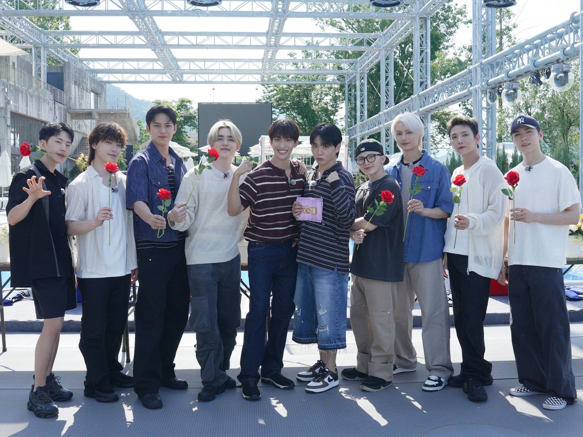 모두가 꽃을 다른 방법으로 들고잇는데
홋자님 혼자 누가꽃이게 시전중 ㅅㅂ