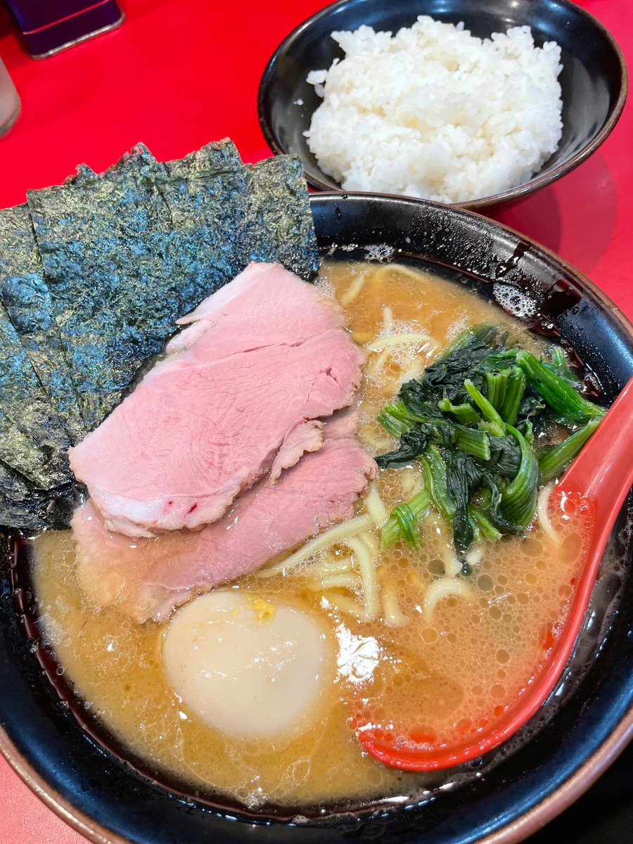 横浜ラーメン おか本 -ライス無料-
『特選ラーメン』✨

動物系の出汁感抜群の濃厚家系ラーメン🍜🔥
✔︎武道家のようなパンチあるスープ💥
✔︎酒井製麺平打ち中太ツルモチ
✔︎卓上の青カッパとニンニク醤油でライス🥳

創業者は超名店「麺家 龍」の岡本氏😎
とても美味しい😋