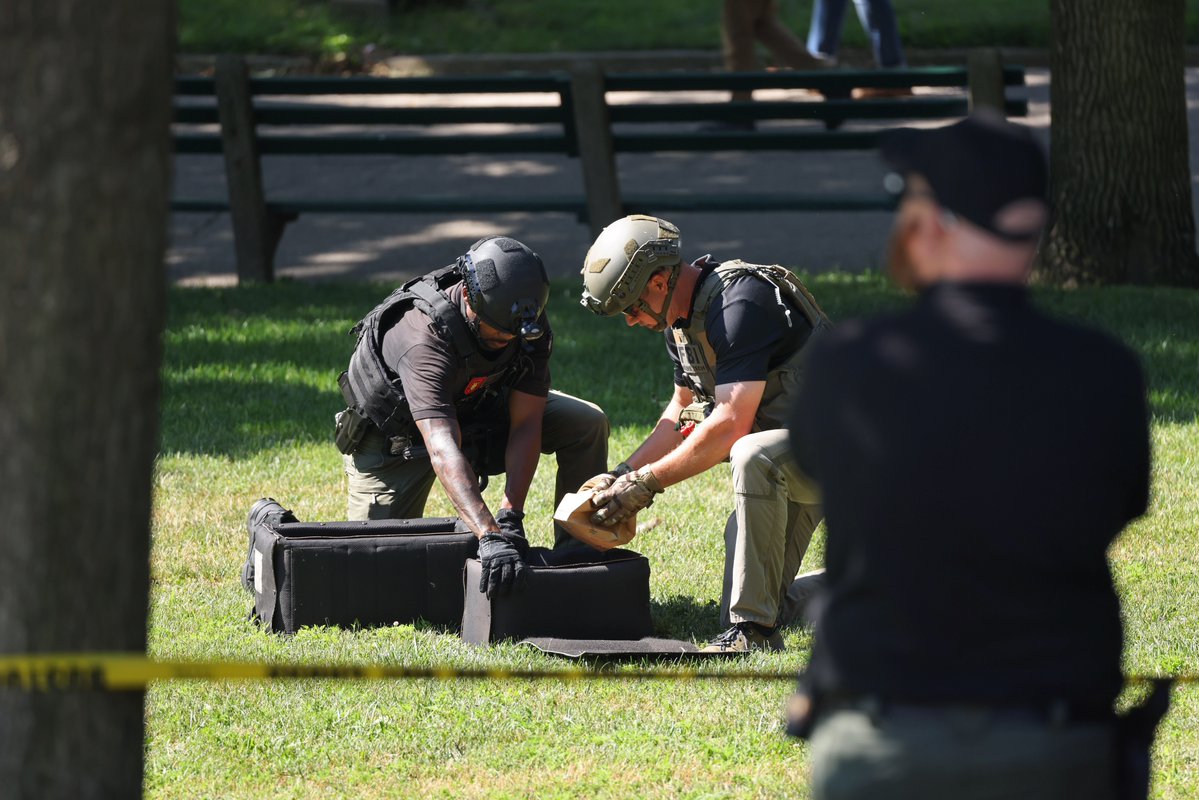 Mark Garfinkel (@pictureboston) on Twitter photo Mass. State House vandalized, bomb squad investigates object in Common nearby. FBI in on the investigation, as well. Story--> nbcboston.com/news/local/mas… <a href="/NBC10Boston/">NBC10 Boston</a> photos by Mark Garfinkel Mass. State House vandalized, bomb squad investigates object in Common nearby. FBI in on the investigation, as well. Story--> nbcboston.com/news/local/mas… <a href="/NBC10Boston/">NBC10 Boston</a> photos by Mark Garfinkel