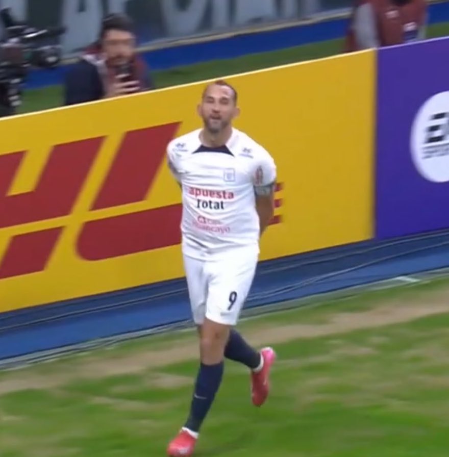 GabrielPachecon's tweet image. ¡Clasificación histórica de Alianza Lima! 💙⚽️
En una noche de sufrimiento, resistencia y carácter, Alianza Lima logró una hazaña inolvidable. Supo aguantar un segundo tiempo durísimo, con Viscarra GIGANTE bajo los tres palos: apareció cuando más se le necesitaba.
No fue el…