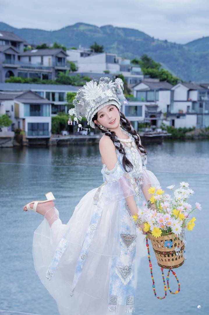 yangjieshu83493's tweet image. “顺着铃声来找我吧”
@转角遇见旅拍⦁⩊⦁点名表扬一下宝藏小店 摄影师和小姐姐都超级温柔，妆造也很好看#写真 #苗族