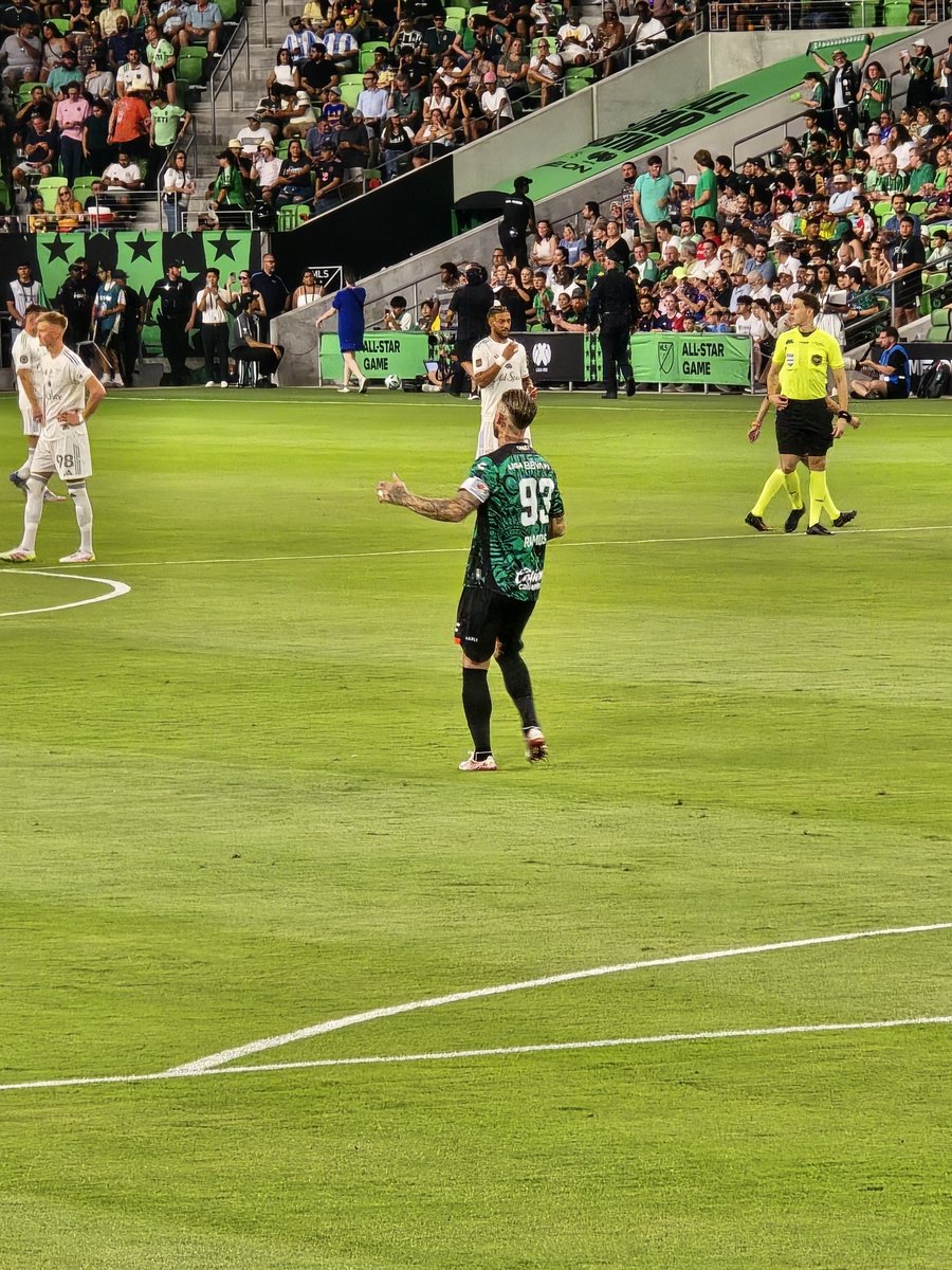 Este tipejo se la paso todo el primer tiempo imitando al gran <a href="/vichernandezm/">Vicorio</a> gritando "tuyaaaaaaa" 
CC <a href="/betofloresRG690/">ROBERTO FLORES</a> <a href="/JRPalaciosChapa/">𝕁ℝℙ𝕒𝕝𝕒𝕔𝕚𝕠𝕤</a> @morocoyadesbloqueame