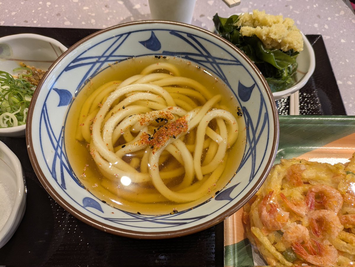 maithiru97's tweet image. ランチは、丸亀製麺かけうどん小に、かき揚げは、スーパーで買って、いただきます〜
フードコートだから出来ます😋
わかめやネギ無料良いですね
٩(๑´0`๑)۶